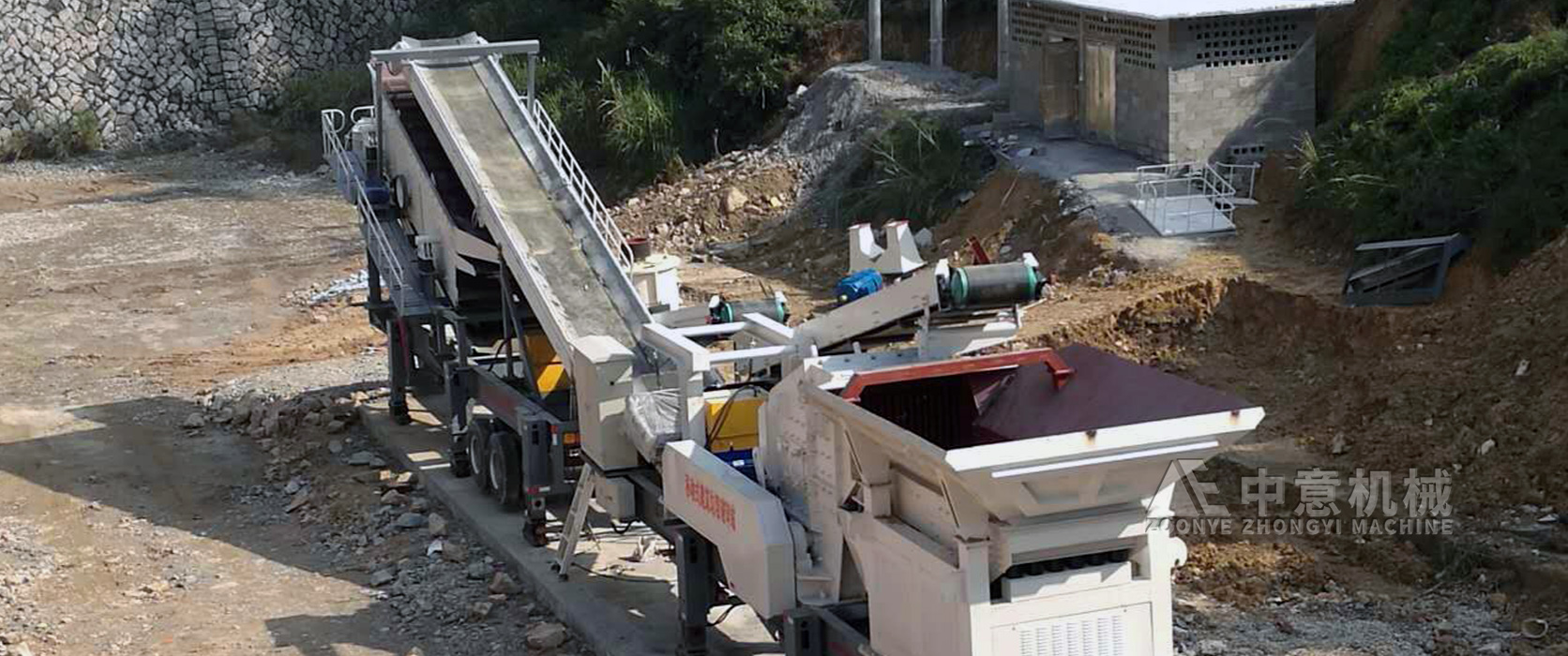 深圳南科大校區的建筑垃圾處理設備工作現場